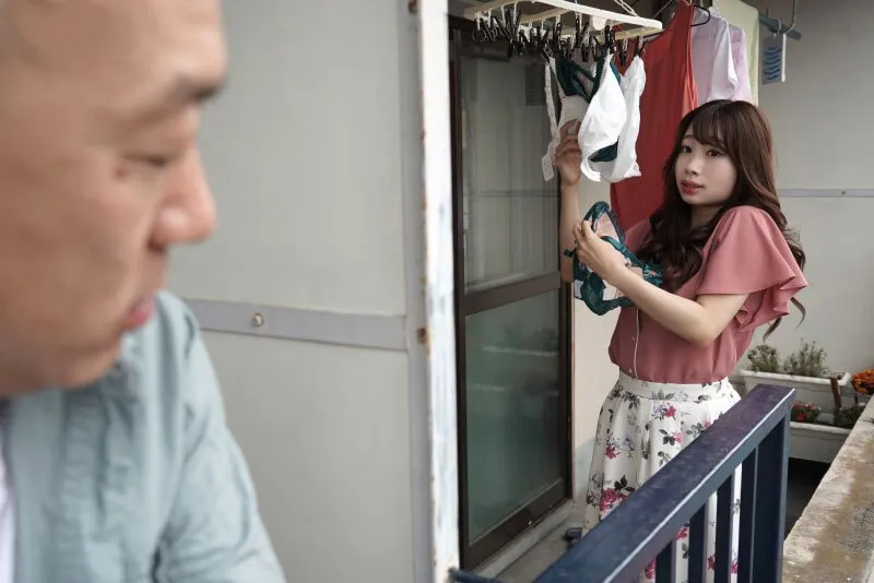 Gã nhà cạnh bên chuyên soi mói và cặp vợ yêu Ông chồng thường xuyên rên la quá to