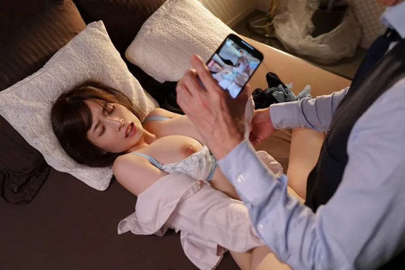 Cấp trên chuốc thuốc em thư ký bắt phang cả đêm khi đi bàn việc làm ăn xa