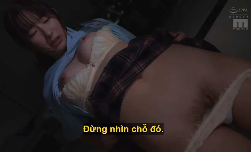 Sếp lớn đang mưu tính "dạy dỗ" cô nàng dưới quyền kiêu kỳ lười nhác, suốt ngày chỉ chăm chăm chat chit với người yêu.